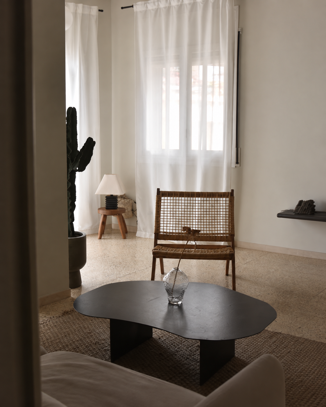 Comedor mediterráneo luminoso con mesa de madera y ramas de olivo
